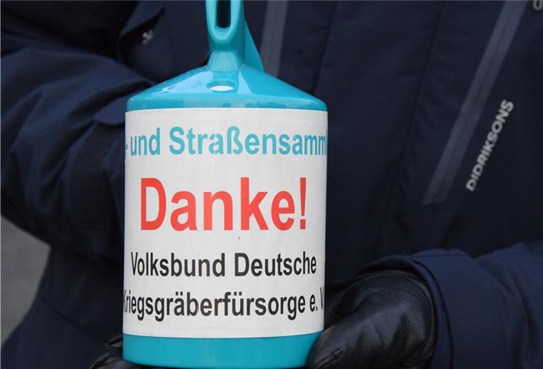 Seedorfer Soldaten sammeln für die Kriegsgräberfürsorge Eine Spendendose für die Haus- und Straßensammlung für den Volksbund Deutsche Kriegsgräberfürsorge.