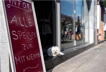 Mit Speisen zum Mitnehmen wirbt ein Restaurant.
