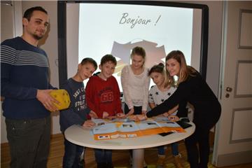 Mit Spiel und Spaß und Hand und Fuß haben Manon Laurine (rechts) und Guilhelm Arnould (links) Schülern der fünften Klassen am NIG Einblicke in die französiche Sprache ermöglicht. Julius (Kinder von links), Ole, Anika und Chiara machen begeistert mit.
