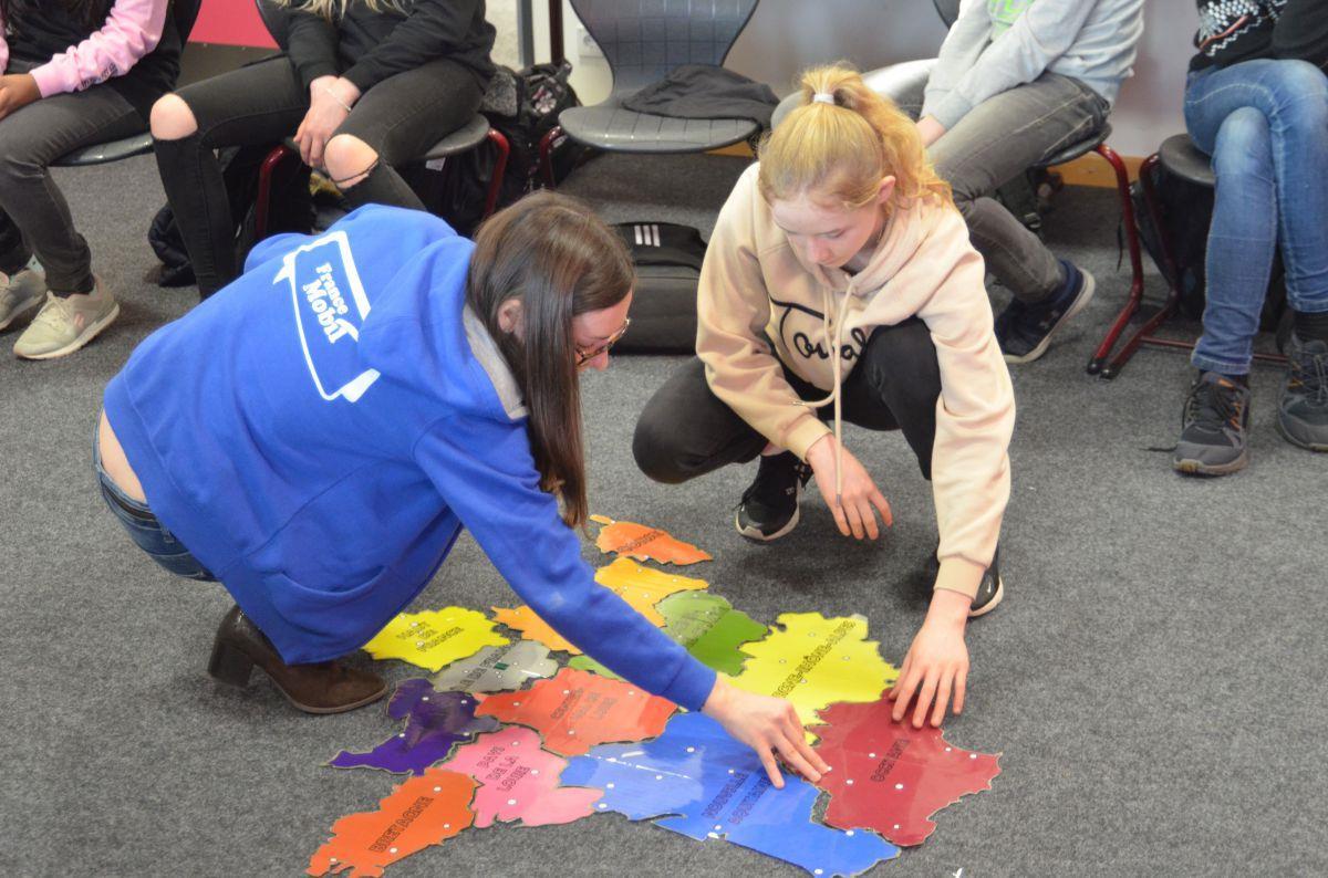 Mit spielerischen Mitteln versucht Cécile Larralde vom "France Mobil", Schüler für Frankreich und Französisch zu begeistern.  