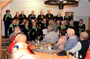 Mit „Spot an! Sellstedt macht Mucke“ sorgte der Heimatverein Sellstedt für eine voll besetzte Kulturscheune. Auf der Bühne stand unter anderem der Singkreis Sellstedt.