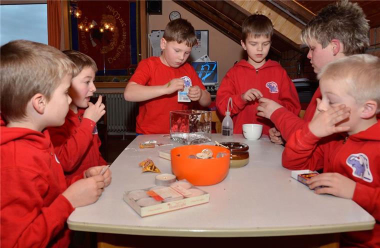 Mit Spritzflasche und Teelichtern wird bei der Kinderfeuerwehr Mulsum der Gebrauch eines Feuerlöschers simuliert. Foto Ulich