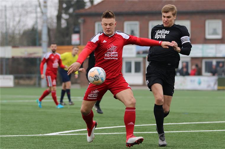 Mit Stürmer André Jaedtke (links) setzte sich der SV Brake mit 2:0 beim FC Rastede durch und baute den Vorsprung auf den Tabellenzweiten auf zwölf Punkte aus. Der VfL Wildeshausen hat aber drei Spiele weniger bestritten.