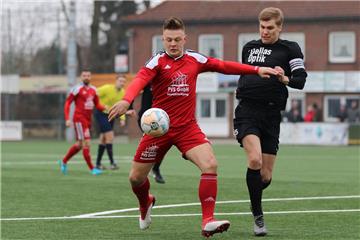 Mit Stürmer André Jaedtke (links) setzte sich der SV Brake mit 2:0 beim FC Rastede durch und baute den Vorsprung auf den Tabellenzweiten auf zwölf Punkte aus. Der VfL Wildeshausen hat aber drei Spiele weniger bestritten.