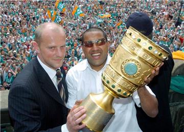 Mit Thomas Schaaf verbindet Werder Bremen für immer eine erfolgreiche Zeit, wie hier beim Double-Gewinn 2004.