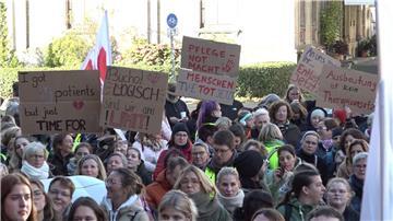Mit Trillerpfeifen und Plakaten haben die MHH-Beschäftigten ihren Forderungen Nachdruck verliehen. 