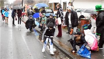 Mit Tüten und Regenschirmen waren die Kinder gerüstet, um die Süßigkeiten beim K...