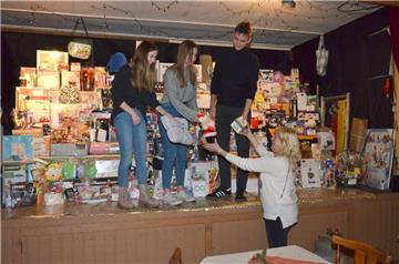 Mit über 400 Preisen, von denen viele gestiftet waren, wurde die Tombola beim Weihnachtsmarkt in Büttel zum Renner. Als eine der ersten holte sich Erika Gloger (rechts) ihre Gewinne bei (von links) Amelie Zehmke, Kjara Jacobs und Kell Jacobs ab