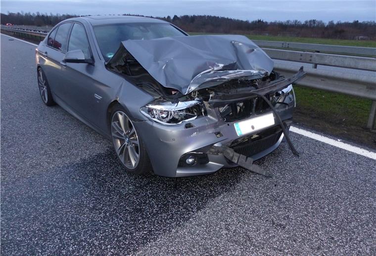 Mit überhöhter Geschwindigkeit raste der BMW-Fahrer in das Heck des LKW. Am Auto entstand ein Totalschaden.