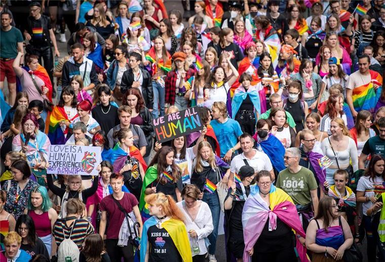 Mehr als 10.000 Menschen zum CSD in Bremen erwartet Mit umgehängten Regenbogenfahnen ziehen Menschen beim Christopher Street Day (CSD) Bremen durch die Innenstadt. +++ dpa-Bildfunk +++