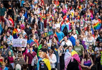 Mit umgehängten Regenbogenfahnen ziehen Menschen beim Christopher Street Day (CSD) Bremen durch die Innenstadt. +++ dpa-Bildfunk +++