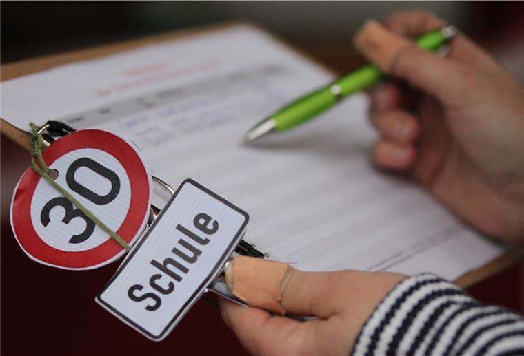 Mit Unterschriftenlisten, einer Online-Petition und vielen Gesprächen haben Eltern bereits im Herbst 2019 auf das Problem vor der Grundschule in Tarmstedt aufmerksam gemacht und für ihr Vorhaben geworben.