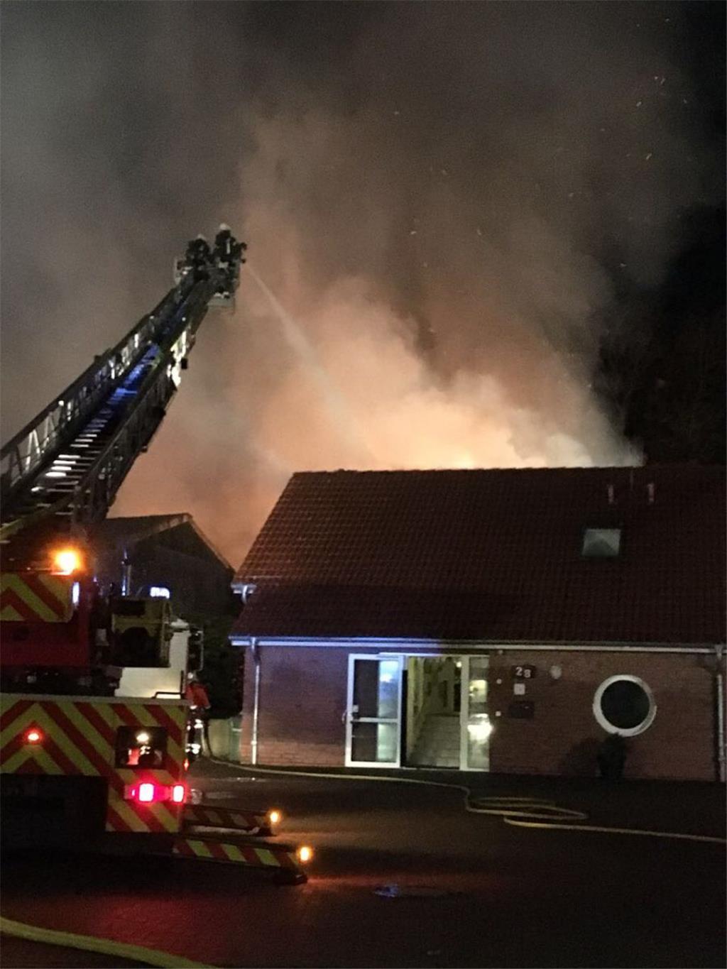 Mit vereinten Kräften versuchten die Einsatzkräfte, das Feuer zu löschen. 