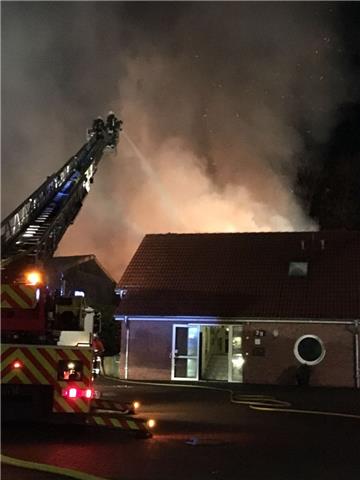 Mit vereinten Kräften versuchten die Einsatzkräfte, das Feuer zu löschen. 