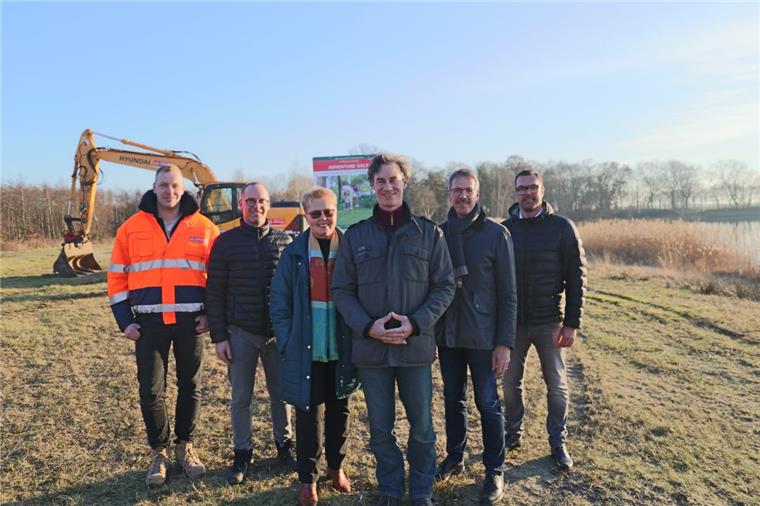 Adventure Golf und vieles mehr: Jetzt geht's los am Spadener See Mit vereinten Kräften (von links): Dennis Sievern (Firma Appiarius), Tim Gebauer (Firma Blue Bay), Campingplatz-Betreiberin Marina Harms, Investor Jan Brünjes (Firma Blue Bay), Klaus Wirth (Bürgermeister) und Fait Banser (Firma City Golf Europe).