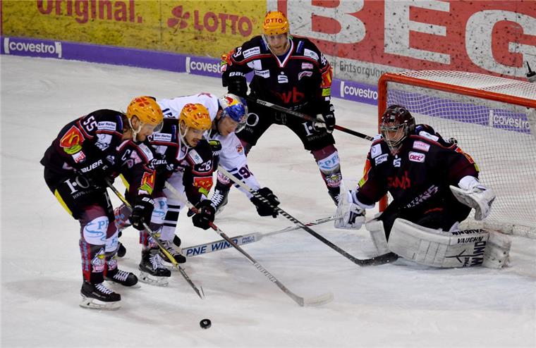 Mit vereinten Kräften wollen die Pinguins am Mittwoch wieder vor dem Tor von Goalie Tomas Pöpperle aufräumen.