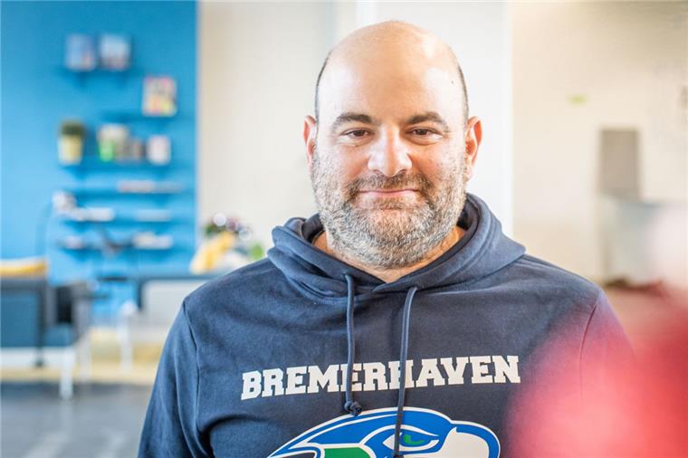 Seahawks freuen sich über Antrittsbesuch ihres neuen Headcoaches Mit viel Engagement geht James Joseph Fayed seine neue Aufgabe als Seahawks-Headcoach an. Bei einem Teammeeting lernte der Amerikaner die Spieler und den Trainerstab des Regionalligisten kennen.