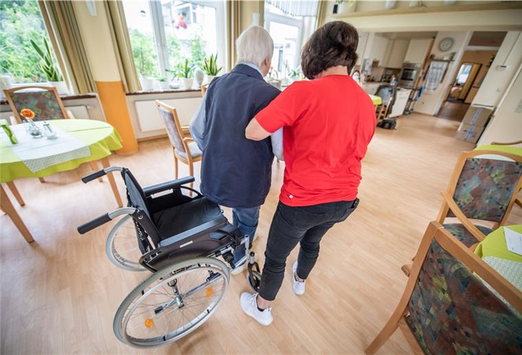 Corona-Schutz: So gehen Heime mit Therapien um Mit viel Engagement übt Betreuungskraft Daniela Schliefke (43) mit Bewohnerin Anita Juknischke (93, links) die tägliche Mobilität zwischen Roll- und Sitzstuhl.
