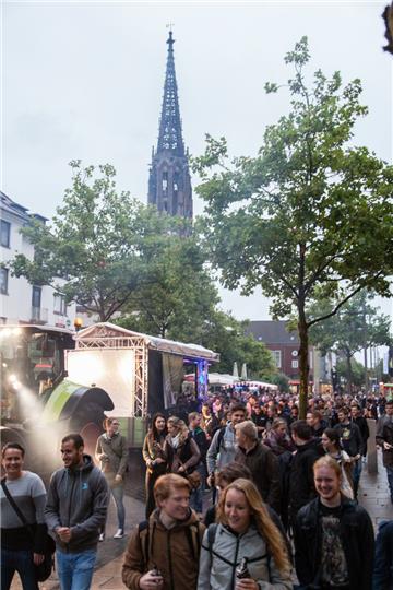 Mit viel Musik zogen sie von der großen Kirche zur Alten Bürger.