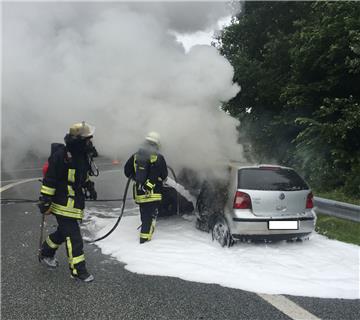 Mit viel Wasser und Schaum konnte die Feuerwehr am Montagvormittag den brennenden Kleinwagen auf der A 27 löschen.