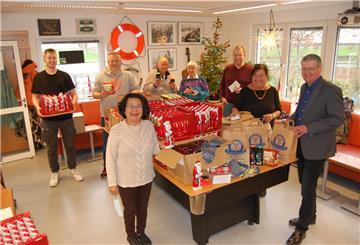 Mit vielen nützlichen und süßen Geschenken haben die Ehrenamtlichen der Seemannsmission Unterweser zusammen mit Seemannspastor Dirk Jährig (rechts) und Seemannsdiakon Marco Folchnandt (2. von links) insgesamt 300 Weihnachtstüten gefüllt.