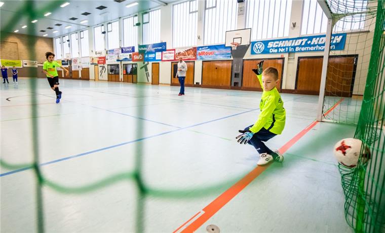 Der Ball beim Weser-Elbe-Cup rollt wieder Mit vielen Toren sorgten die Nachwuchskicker bei der Eröffnung des Weser-Elbe-Cups für gute Unterhaltung.