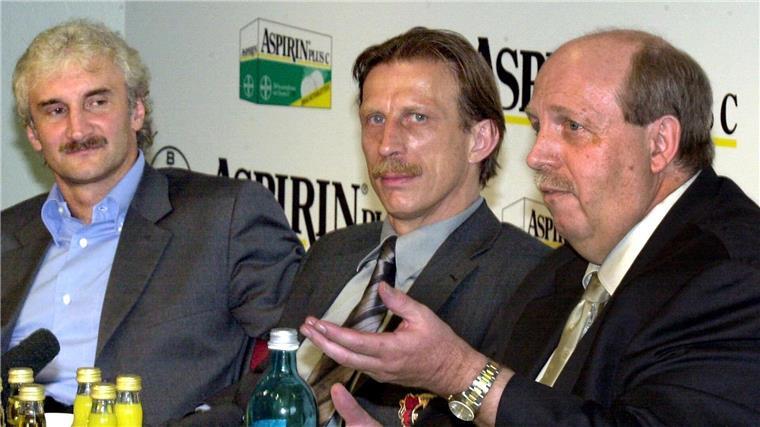 Bundesliga nimmt Abschied vom „Pionier des modernen Spiels“ Mit Völler (l.) und Calmund (r.) prägte Daum bei Bayer Leverkusen eine Ära.