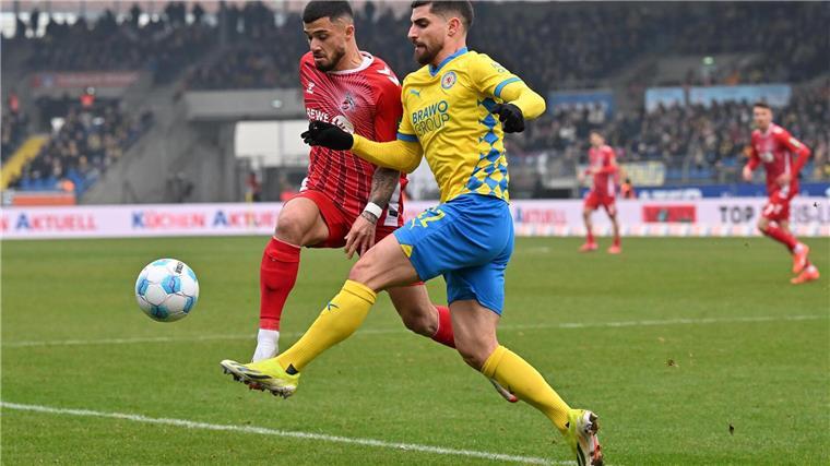 1:2 gegen Köln: Braunschweiger Sieglos-Serie geht weiter Mit vollem Einsatz: Braunschweigs Fabio Di Michele Sanchez und Kölns Jusuf Gazibegović im Zweikampf um den Ball.
