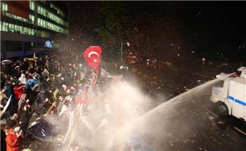 Mit Wasserwerfern ging die türkische Polizei vor dem Verlagsgebäude der Zeitung "Zaman" gegen Demonstranten vor.
