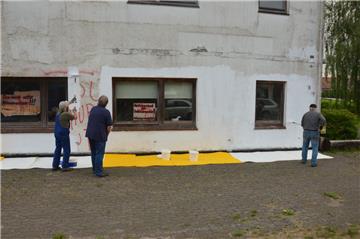Mit weißer Farbe wurden die obszönen Schmierereien an einem Haus in der Ortsmitte von Drangstedt übermalt.
