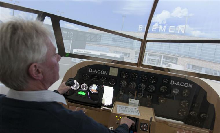 Mit Wolfgang Wilhelm sitzt ein echter Profi am Steuer des Simulators, dessen Cockpit einer Focke-Wulf Fw 200 Condor D-ACON (1937) nachempfunden ist. Der 63-Jährige hat drei Jahrzehnte als Pilot bei den Marinefliegern gearbeitet. Er wird sein Wissen an Simulatorschüler weitergeben. Foto Leuschner