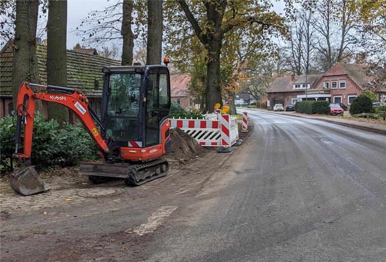 Viele Baustellen in Wulsbüttel: Bürgermeister stellt sich den Fragen Ein Bagger steht am Straßenrand