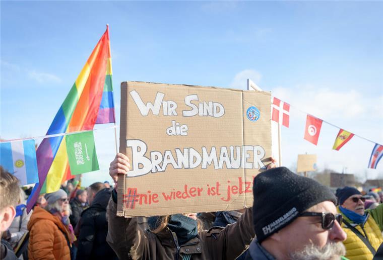Mit zahlreichen selbst gemalten Plakaten, die deutliche Botschaften verkündeten, waren die Cuxländer in der Kreisstadt zusammengekommen.