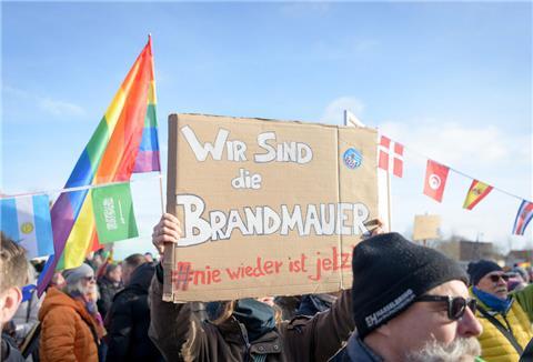 Mit zahlreichen selbst gemalten Plakaten, die deutliche Botschaften verkündeten, waren die Cuxländer in der Kreisstadt zusammengekommen.