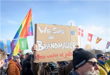 Mit zahlreichen selbst gemalten Plakaten, die deutliche Botschaften verkündeten, waren die Cuxländer in der Kreisstadt zusammengekommen.