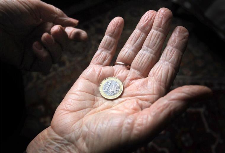 10 Euro vom Staat: So will Kanzler Merz Kinder für die Rente fit machen Eine ältere Frau hält eine Euromünze. Mit zehn Euro pro Monat pro Kind will die Regierung früh fürs Alter vorsorgen. Doch ob das neue Modell wirklich reicht, ist unter Experten umstritten.