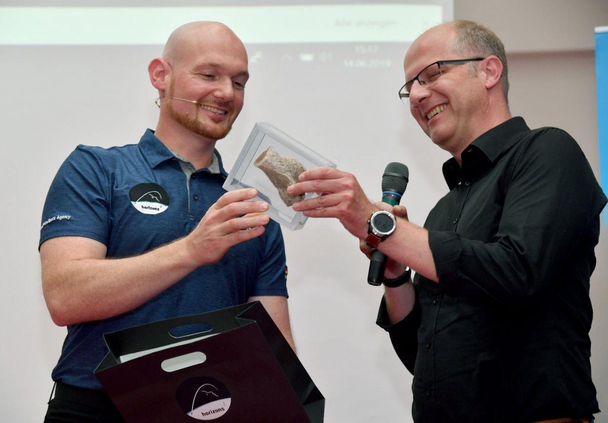 Mit Zertifikat zurück: Alexander Gerst (links) gab Tiefseeforscher Dr. Ingo Schewe ein Stück Walknochen zurück. Es ist durch den Weltraum gereist.