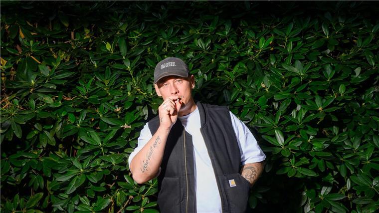 Mit Zigarette im Mund und neuem Album im Gepäck: Disarstar bleibt kompromisslos.