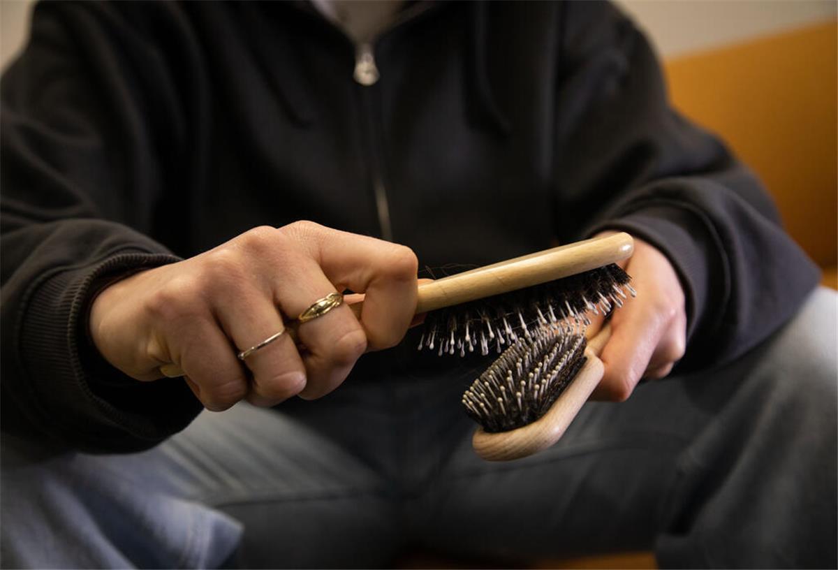 Lifehack im Test: So einfach lassen sich Haare aus der Bürste entfernen Ein Mann hat zwei Haarbürsten in der Hand.
