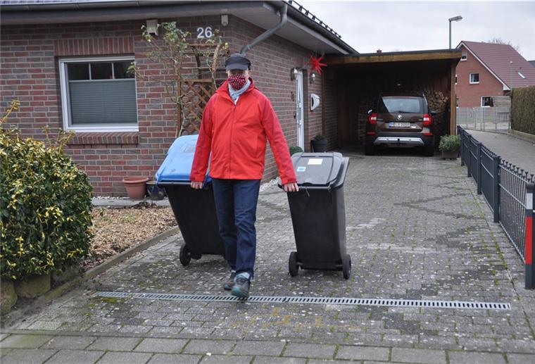 Bremerhaven stellt Müllabfuhr um Mit zwei Mülltonnen auf einmal zum Straßenrand zu gehen, kann sich Peter Valentinitsch künftig sparen: Für jede Mülltonne - grau, gelb und blau - hat er jetzt unterschiedliche Abfuhrtage.