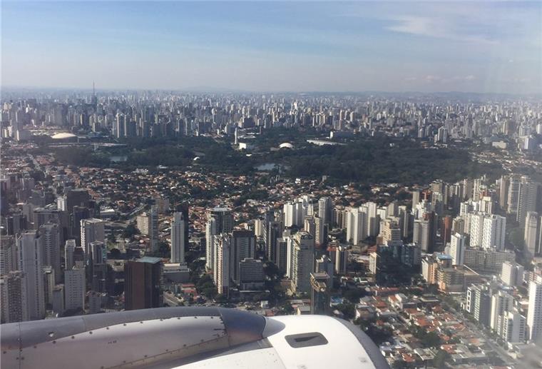 Arbeiten für das Auswärtige Amt: Zwei Nordlicher erzählen Blick aus dem Fenster eines Flugzeuges auf Sao Paulo.