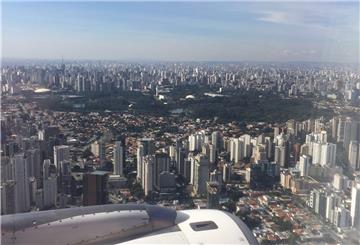 Blick aus dem Fenster eines Flugzeuges auf Sao Paulo. 
