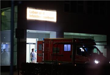 Mitarbeiter aus dem Leber- und Infektionszentrum des Universitätsklinikum in Düsseldorf nehmen den ersten mit dem Coronavirus Infizierten in NRW in Empfang.