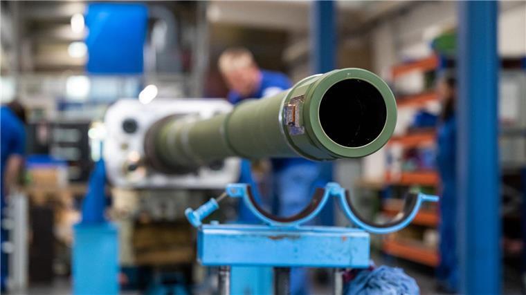 Rheinmetall bekommt weiteren Panzerauftrag für die Ukraine Mitarbeiter bei Rheinmetall arbeiten an einer Kanone für den Kampfpanzer Leopard 2A4.