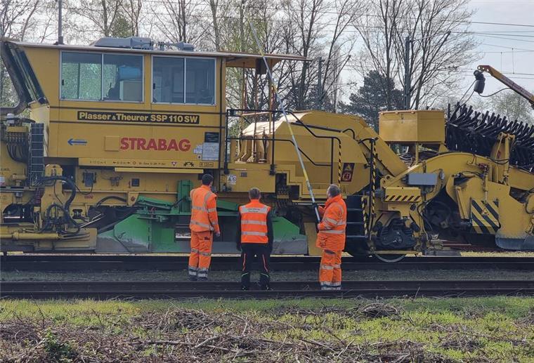 Bahnmitarbeiter untersuchen die Leitung, wo der Stromschlag stattgefunden hat, bei dem ein Jugendlicher schwer verletzt worden ist