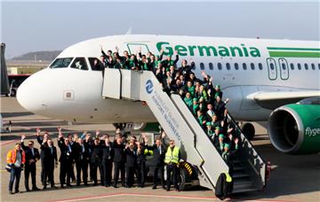 Mitarbeiter der insolventen Fluggesellschaft Germania hatten sich am Donnerstag für ein Abschiedsfoto am Airport Nürnberg zusammengefunden. 