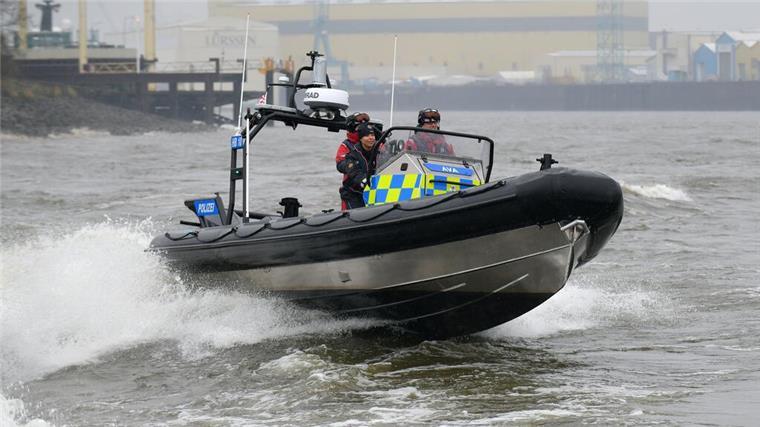Umweltverstoß in Bremerhaven: Frachter leitet verschmutztes Wasser ab Mitarbeiter der Wasserschutzpolizei Bremen fahren mit ihrem Boot auf der Weser. In Bremerhaven haben sie nun einen Umweltverstoß aufgedeckt und geahndet.