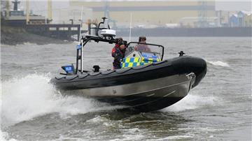 Mitarbeiter der Wasserschutzpolizei Bremen fahren mit ihrem Boot auf der Weser. In Bremerhaven haben sie nun einen Umweltverstoß aufgedeckt und geahndet.
