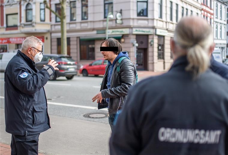 Mitarbeiter des Bürger- und Ordnungsamtes kontrollieren die Maskenpflicht - hier auf der Hafenstraße.