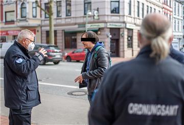 Mitarbeiter des Bürger- und Ordnungsamtes kontrollieren die Maskenpflicht - hier auf der Hafenstraße.